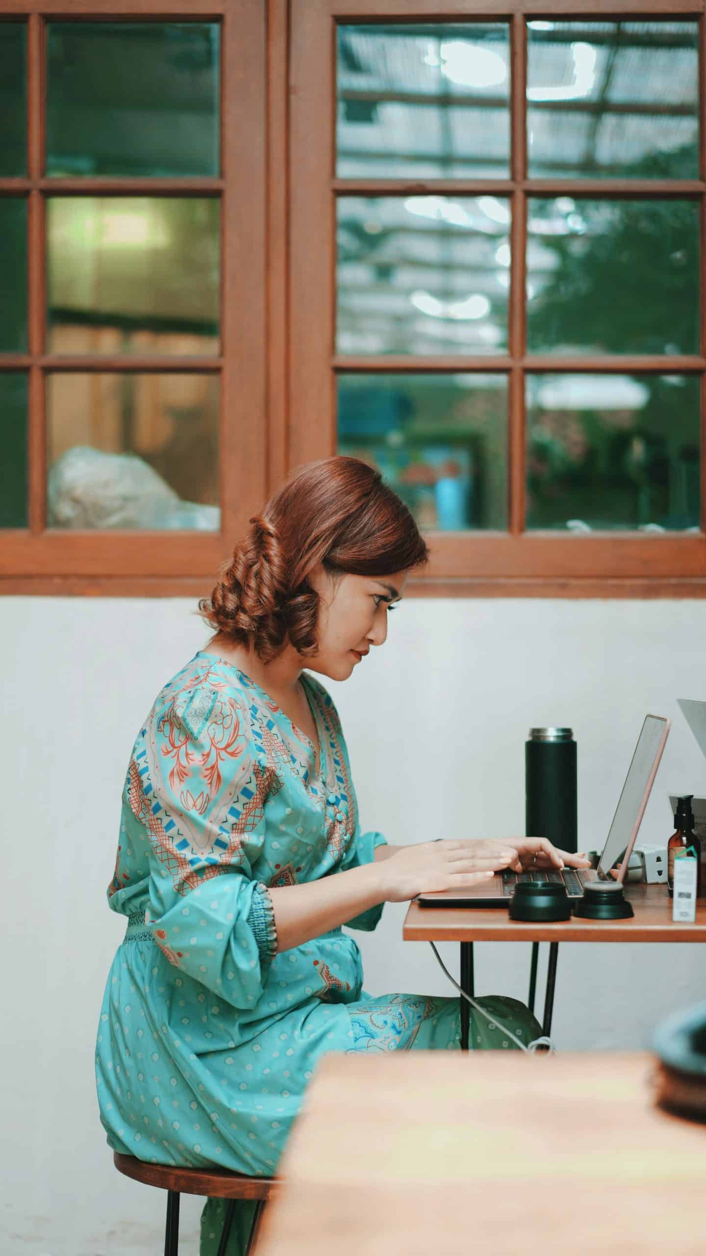 A woman sitting at her desk reading her pre-departure email. A woman sitting at her desk reading her pre-departure email.